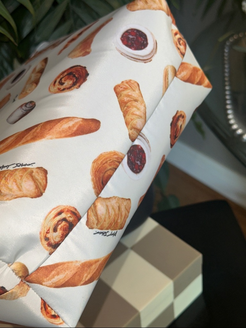 Betsey Johnson lunchTote with Pastry Print NWOT - Picture 5 of 10
